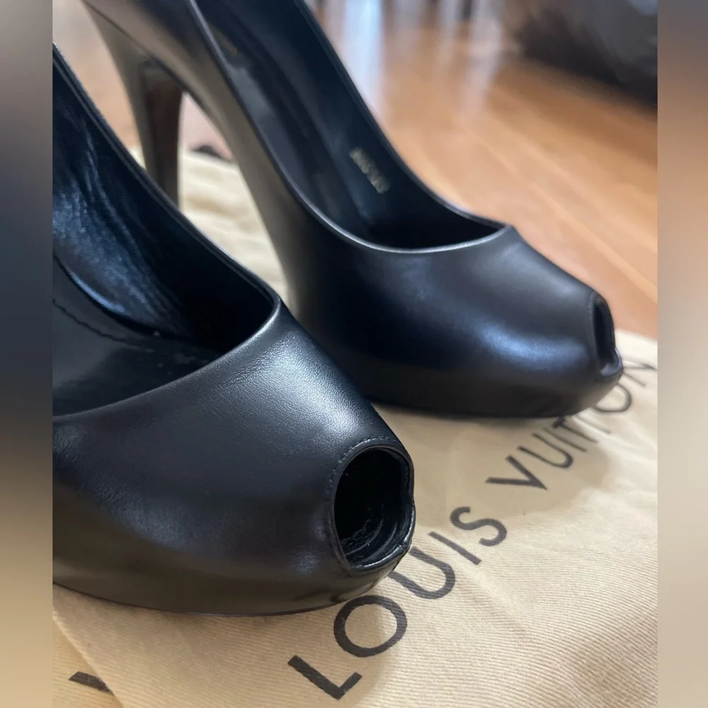 AUTHENTIC Louis Vuitton locket pumps high heels ☀️ - Picture 9 of 17